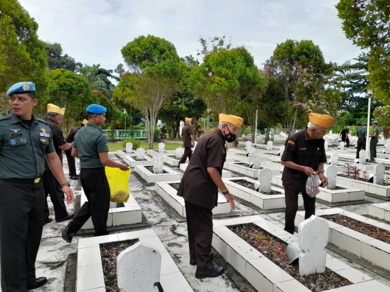 Prajurit Kodam VI/Mlw Veteran Perdamaian Melakukan Ziarah Di Taman Makam Pahlawan.