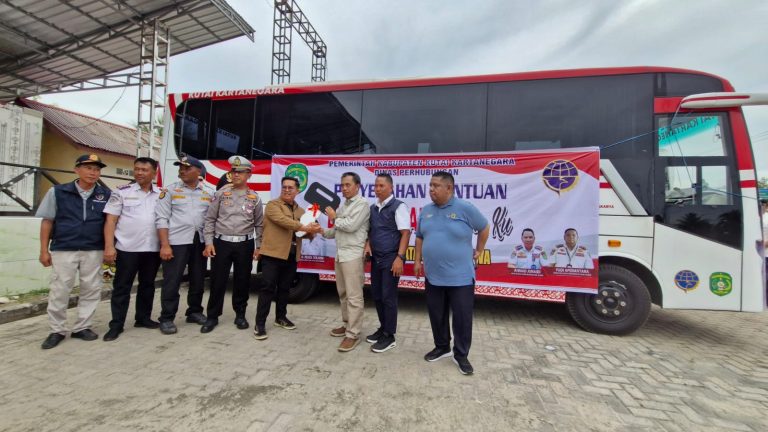 Rendi Solihin Salurkan Bantuan Transportasi Bus Sekolah di Kecamatan Muara Jawa