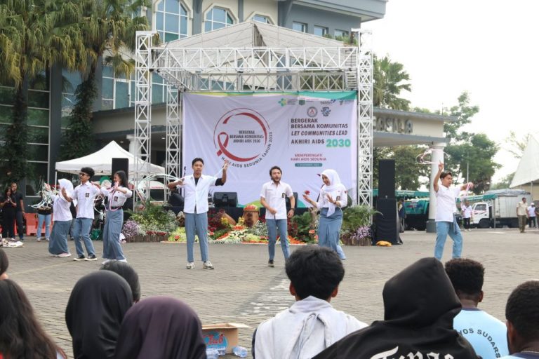 Ratusan Pelajar SMA Berpartisipasi dalam Senam Hari AIDS di Kota Batu