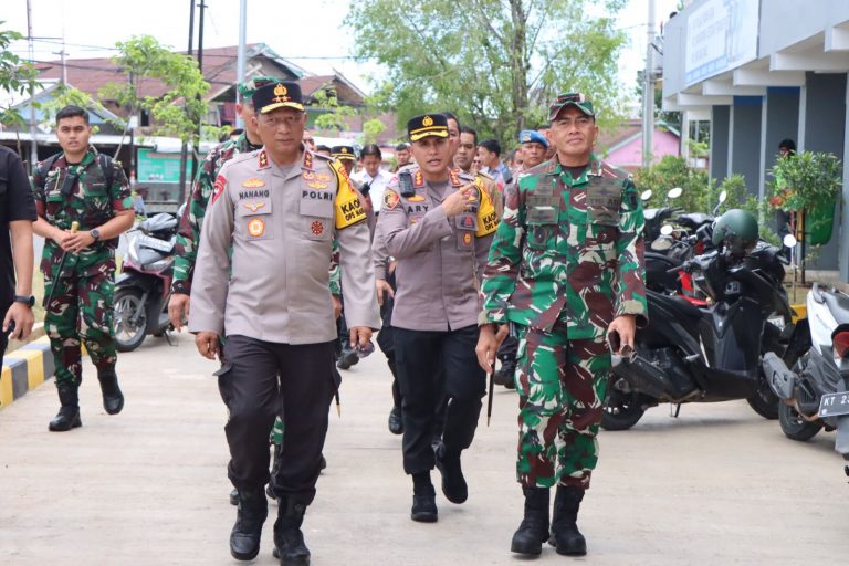 Dalam rangka kunjungan kerja Presiden RI, Kapolresta Samarinda bersama Dandim 0901 mendampingi Kapolda Kaltim dan Pangdam dalam Pengecekkan lokasi