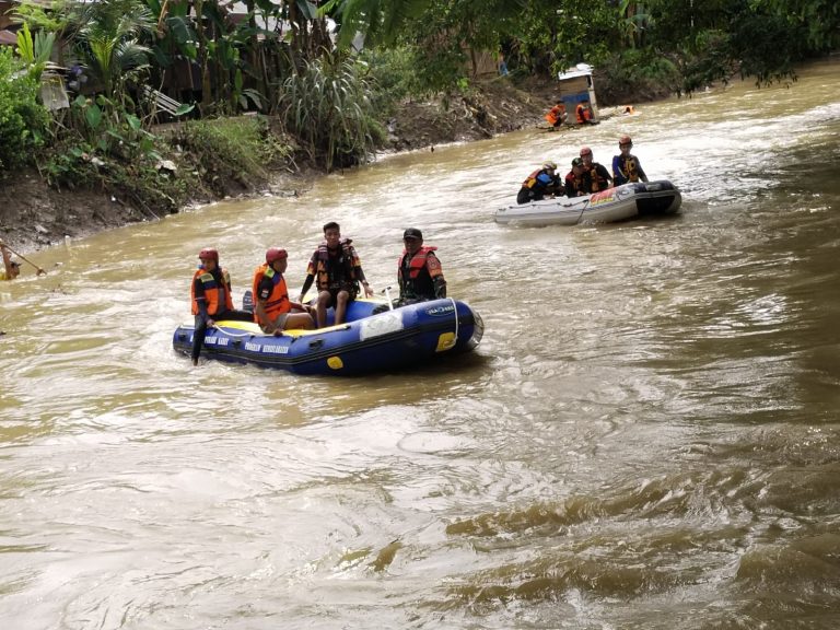 Sigap, Anggota Koramil 1002-06/Barabai Berpartisipasi dalam Pencarian Remaja yang Tenggelam di Sungai Barabai