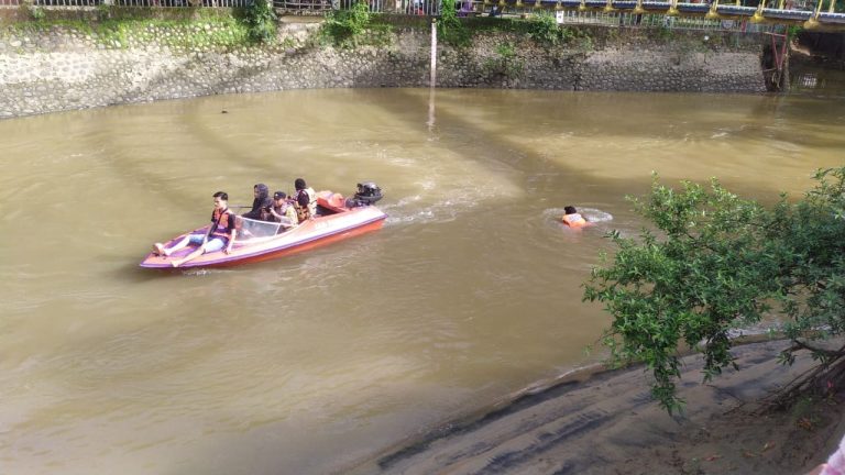 Tenggelam Di Sungai Barabai, Babinsa Kodim 1002/HST Bantu Pencarian Anak