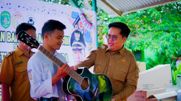 Wakil Bupati Rendi Solihin Mendukung Kreativitas Generasi Muda, Siswa di Samboja Terima Paket Alat Musik.