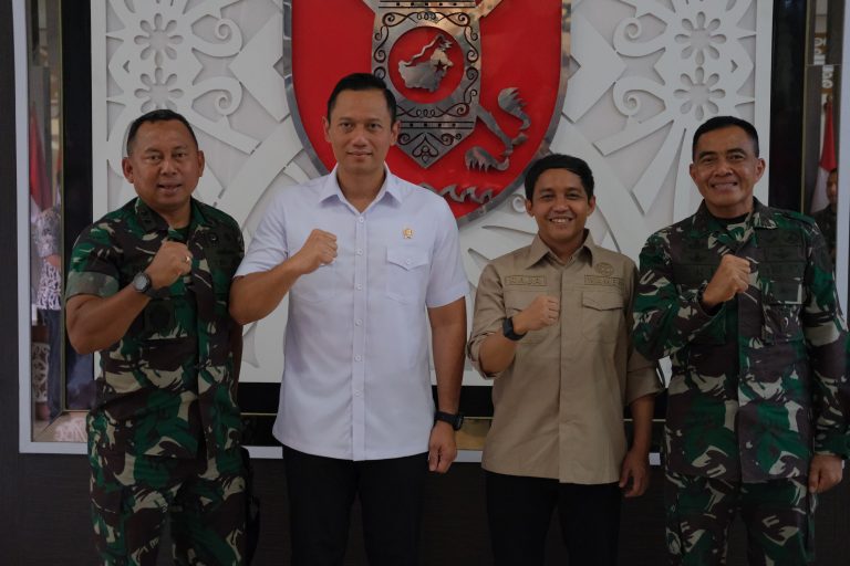Mewakili Panglima TNI, Pangdam VI/Mlw Terima Sertifikat Tanah Kogabwilhan II