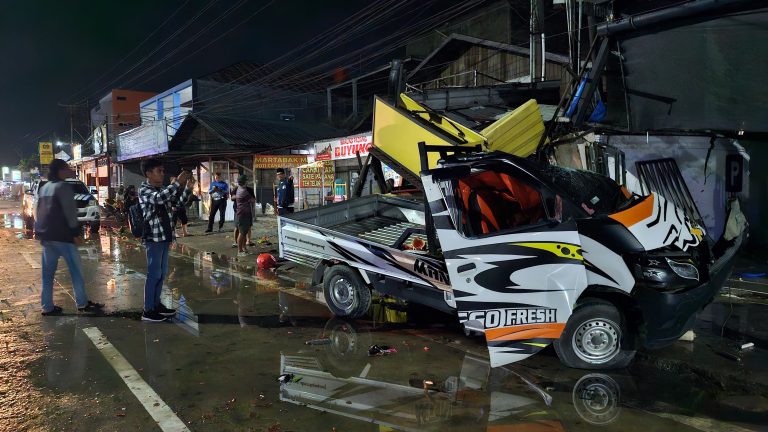 Kecelakaan Malam di Tenggarong Memakan Korban : Satu Meninggal, Empat Orang Alami Luka-luka