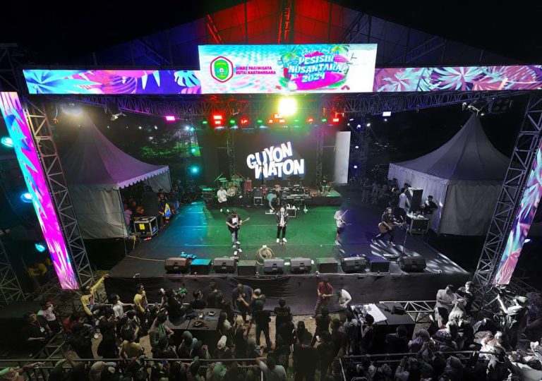 Rendi Solihin Bagi-bagi Hadiah dan Jaket di Malam Puncak Pesta Laut