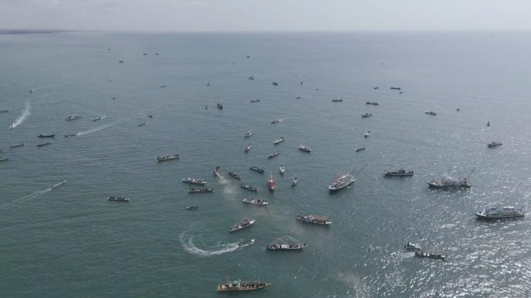 Rendi Solihin Terkena Lemparan Air Berlimbur Pada Acara Kemeriahan Pesta Laut