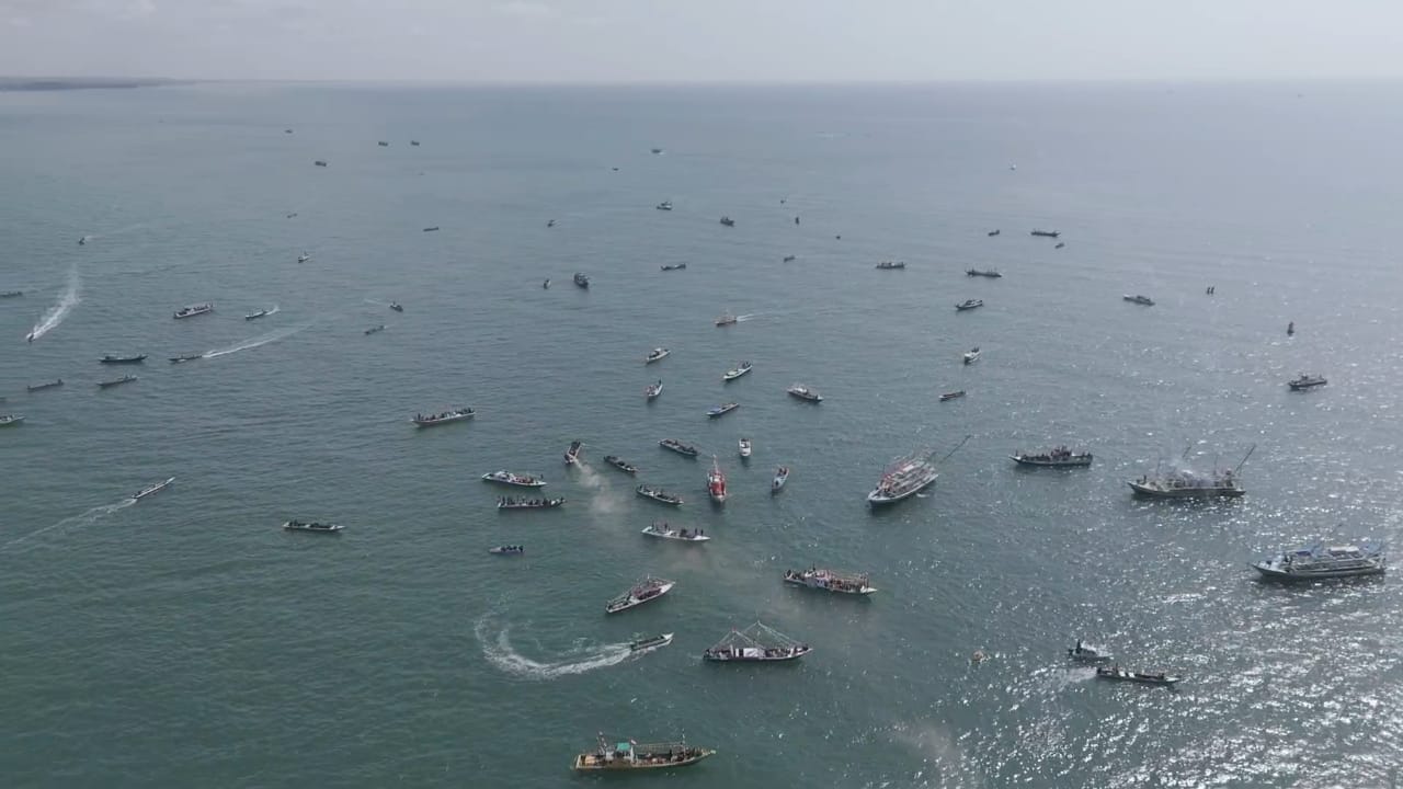 Rendi Solihin Terkena Lemparan Air Berlimbur Pada Acara Kemeriahan Pesta Laut