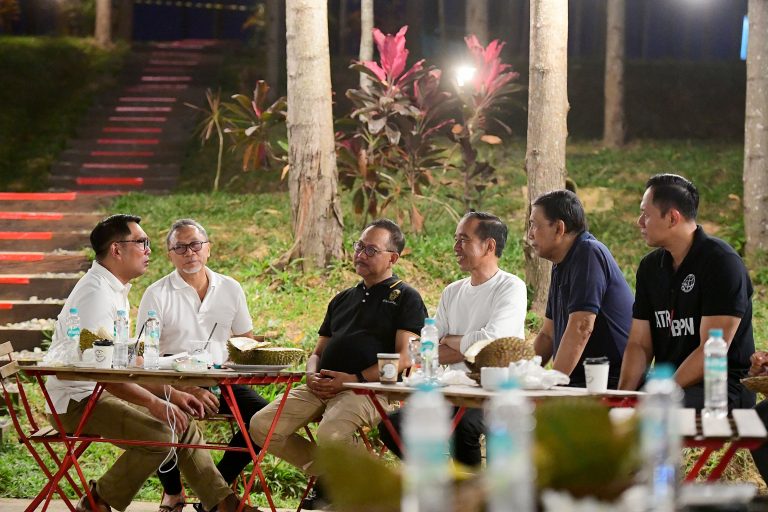 Suasana Tenang Saat Presiden Jokowi Nikmati Malam di IKN Bersama Para Menteri