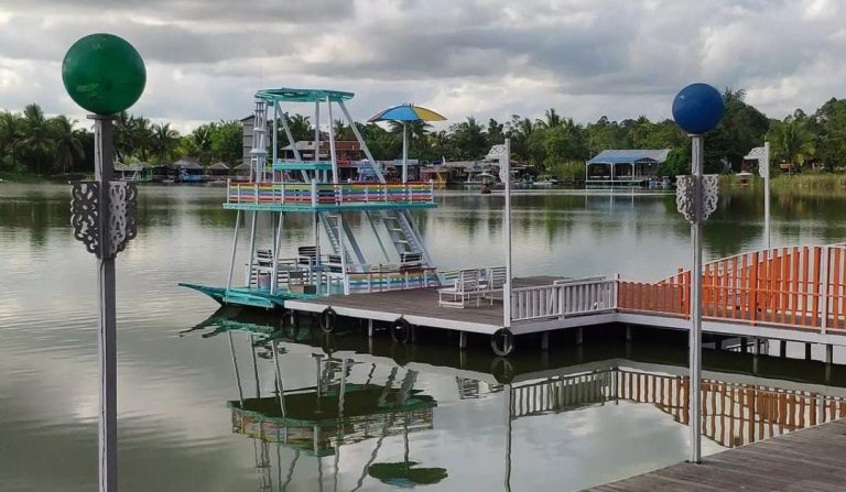 Destinasi Swafoto dengan Pemandangan Matahari Terbenam Wisata Langit Timur