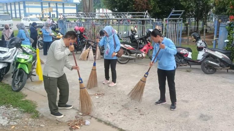 Semangat Gotong Royong Dispar Kukar Bersih-bersih Stadion Rondong Demang