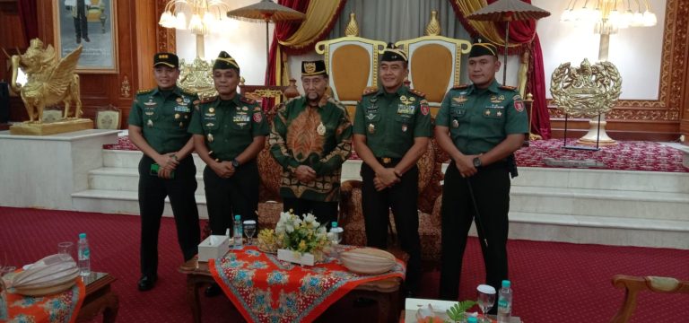 Pangdam VI/Mlw Silaturahmi Dengan Kesultanan Kutai Kartanegara : Presiden RI diberi Izin Menggunakan Baju Khas Kesultanan