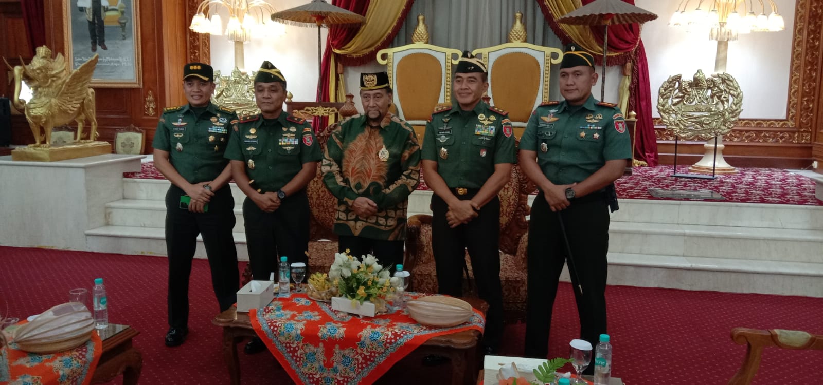 Pangdam VI/Mlw Silaturahmi Dengan Kesultanan Kutai Kartanegara : Presiden RI diberi Izin Menggunakan Baju Khas Kesultanan