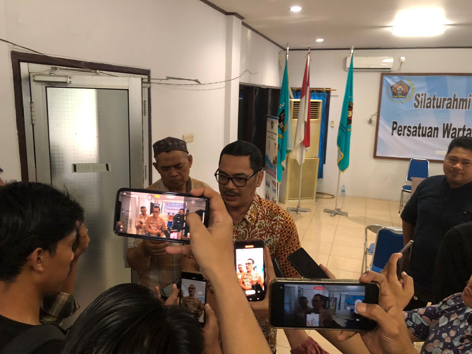 Kepala Dinas Kominfo Provinsi Kalimantan Timur menegaskan bahwa tidak ada pusat pengendalian publikasi di Diskominfo