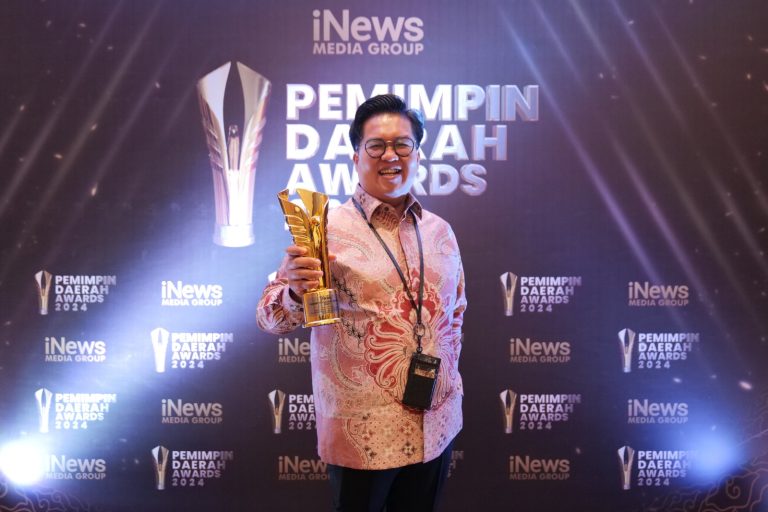 Rendi Solihin Terima Penghargaan Berkar Keberhasilan Program Usaha Kecil Idaman